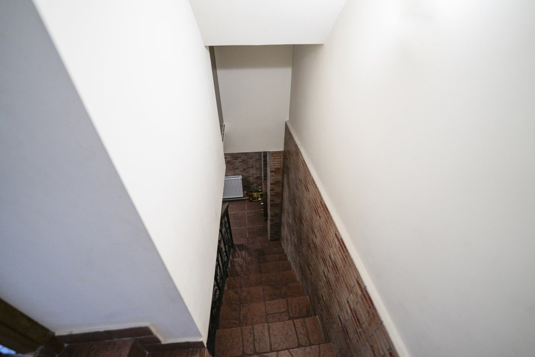 Casa 8 camere, 326 mp utili, teren 835 mp – cartier Rovine-Lapus Arges