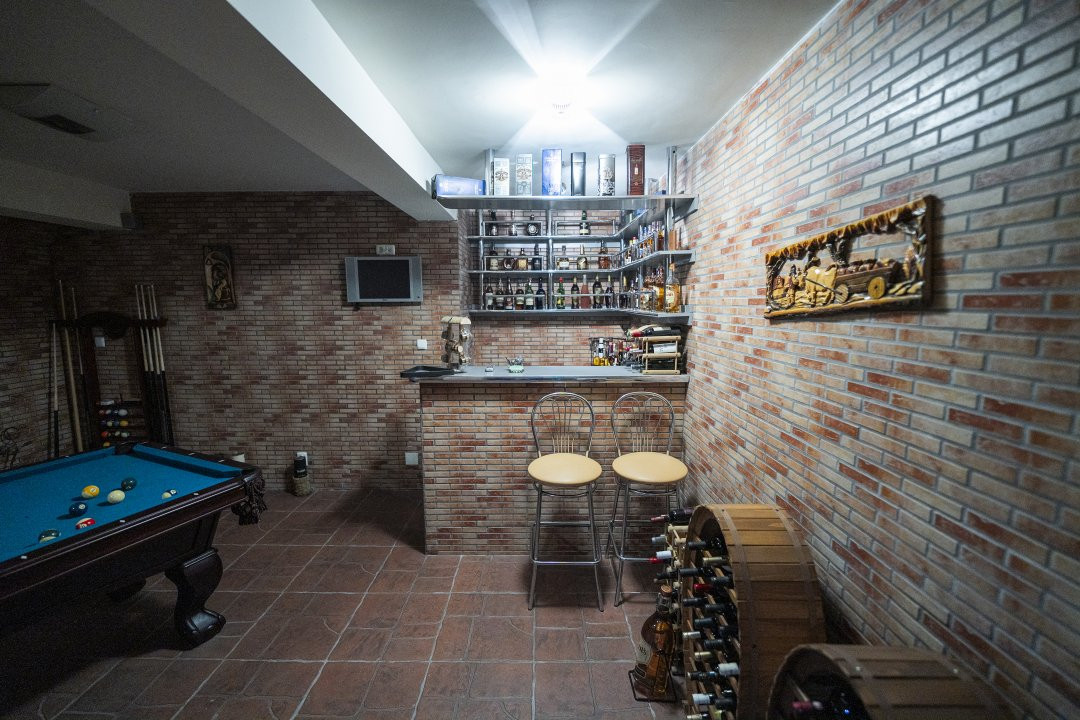 Casa 8 camere, 326 mp utili, teren 835 mp – cartier Rovine-Lapus Arges