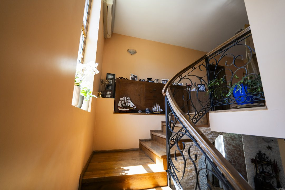 Casa 8 camere, 326 mp utili, teren 835 mp – cartier Rovine-Lapus Arges