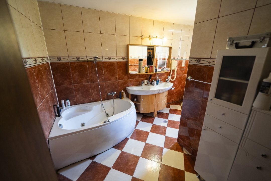 Casa 8 camere, 326 mp utili, teren 835 mp – cartier Rovine-Lapus Arges