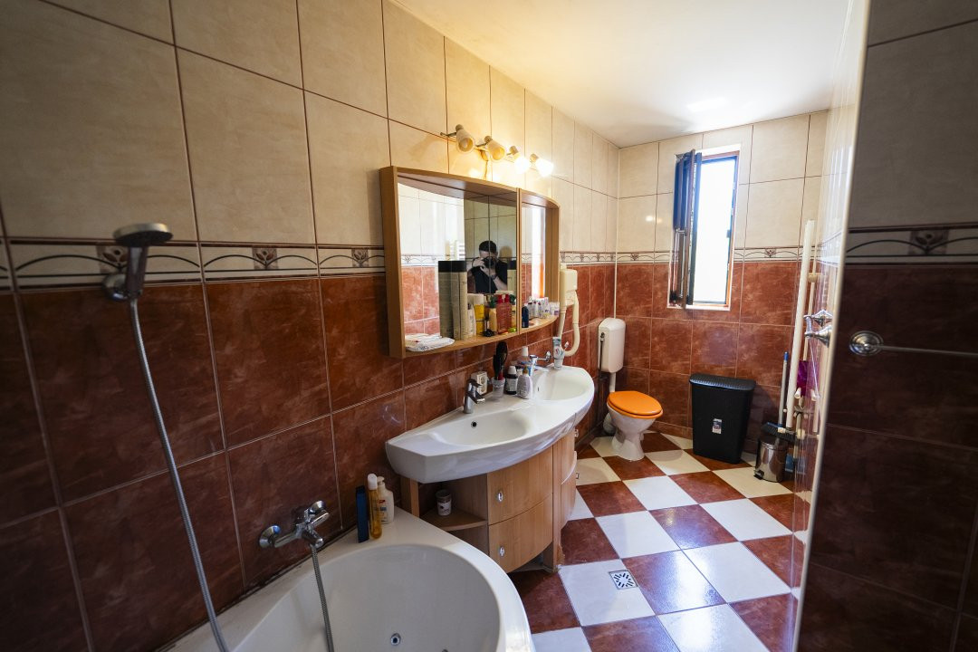 Casa 8 camere, 326 mp utili, teren 835 mp – cartier Rovine-Lapus Arges