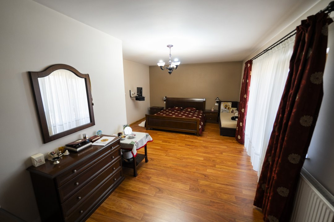 Casa 8 camere, 326 mp utili, teren 835 mp – cartier Rovine-Lapus Arges