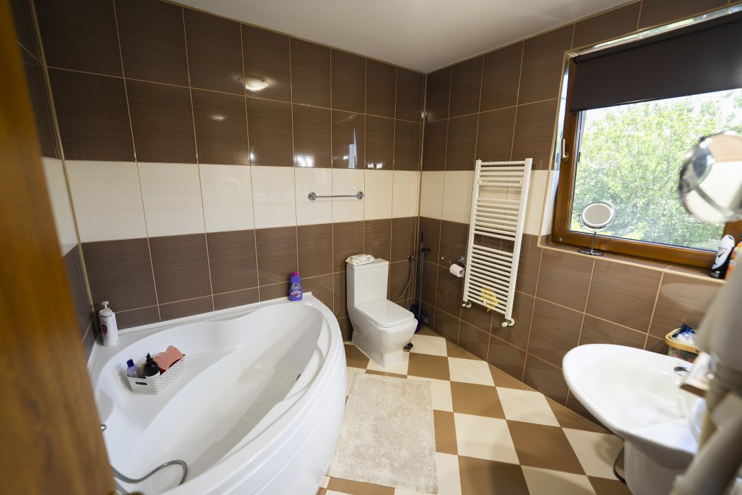 Casa 8 camere, 326 mp utili, teren 835 mp – cartier Rovine-Lapus Arges