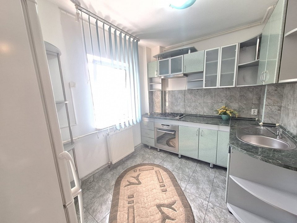 De INCHIRIAT- 2 camere decomandat! Pitesti-zona Gavana!
