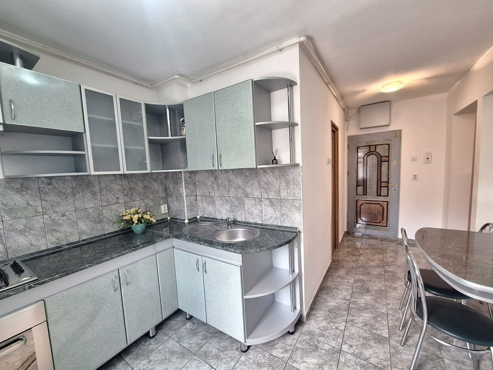 De INCHIRIAT- 2 camere decomandat! Pitesti-zona Gavana!