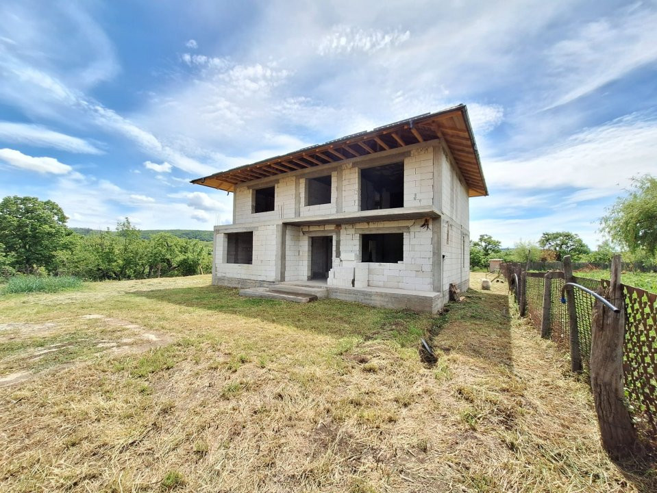 Casă  în Goranești-Topoloveni  construcție solidă, teren 1460 mp, zona superba