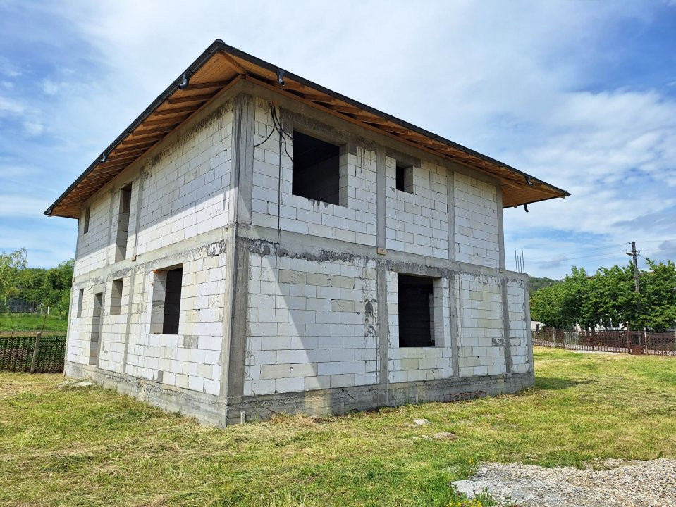 Casă  în Goranești-Topoloveni  construcție solidă, teren 1460 mp, zona superba