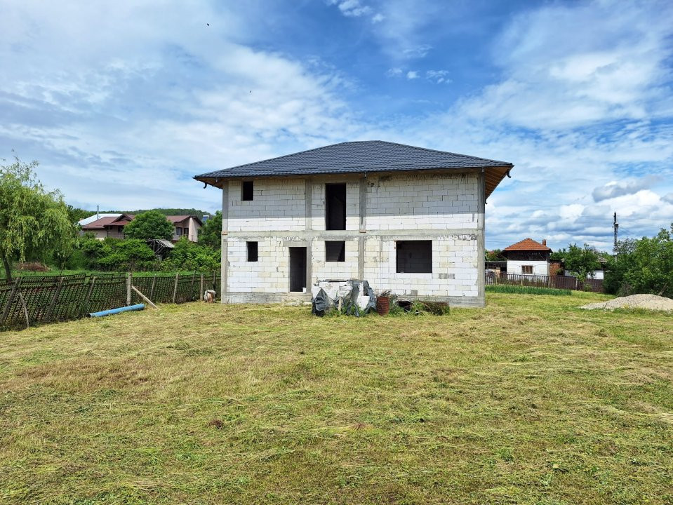 Casă  în Goranești-Topoloveni  construcție solidă, teren 1460 mp, zona superba