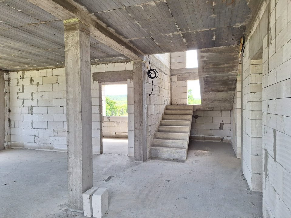 Casă  în Goranești-Topoloveni  construcție solidă, teren 1460 mp, zona superba