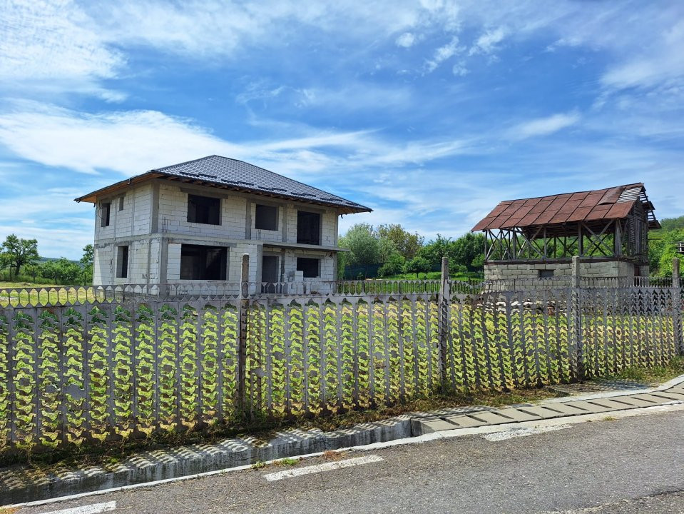 Casă  în Goranești-Topoloveni  construcție solidă, teren 1460 mp, zona superba