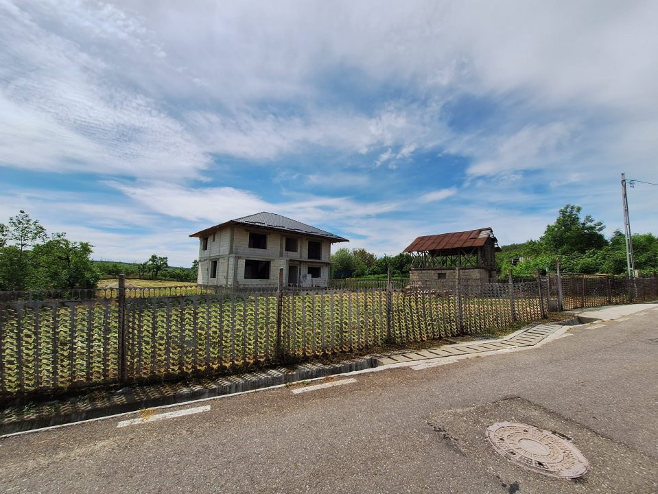 Casă  în Goranești-Topoloveni  construcție solidă, teren 1460 mp, zona superba