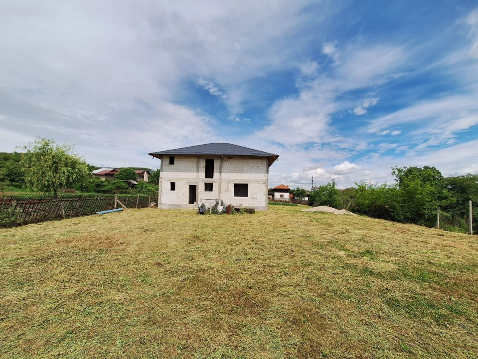 Casă  în Goranești-Topoloveni  construcție solidă, teren 1460 mp, zona superba