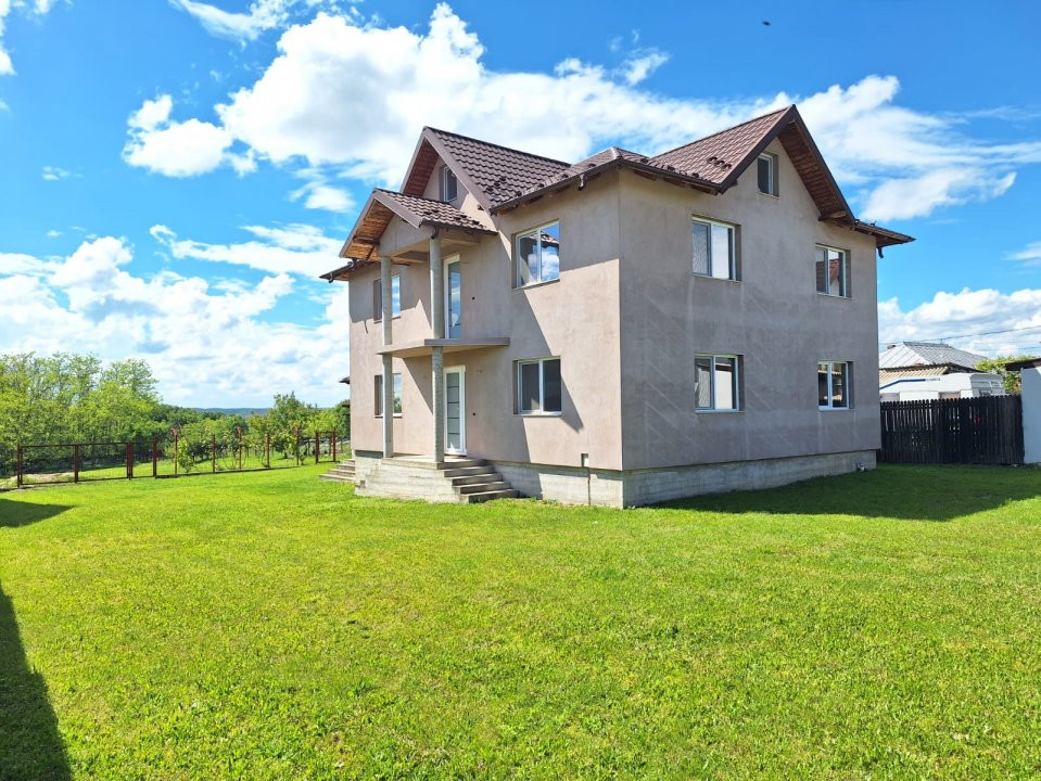 Casă Poiana Lacului-Dinculesti construcție solidă, zonă linistita teren generos