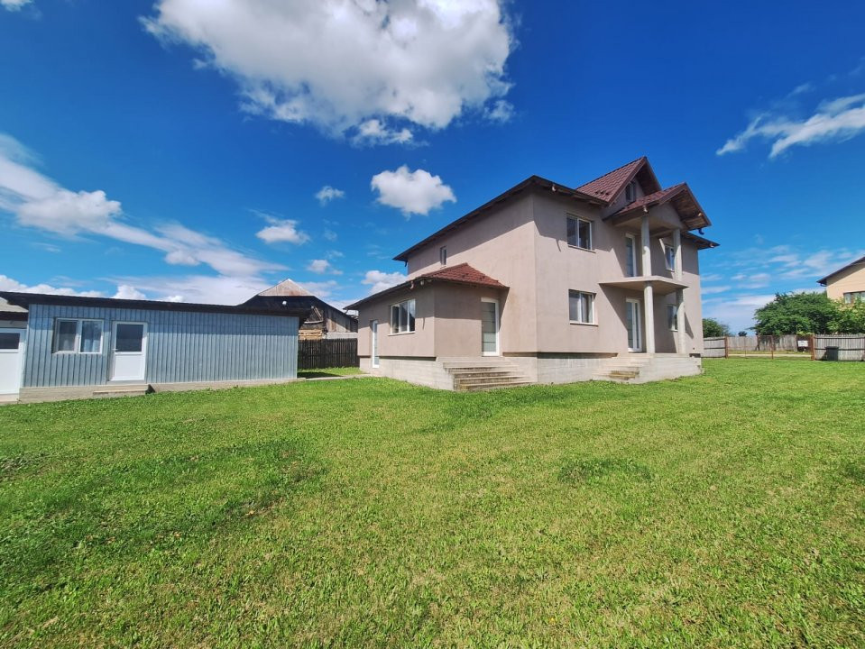 Casă Poiana Lacului-Dinculesti construcție solidă, zonă linistita teren generos
