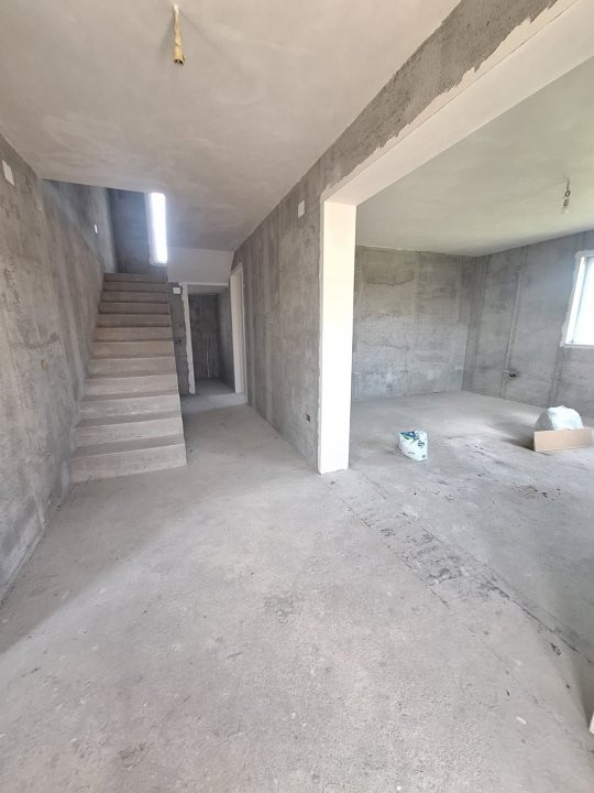 Casă Poiana Lacului-Dinculesti construcție solidă, zonă linistita teren generos