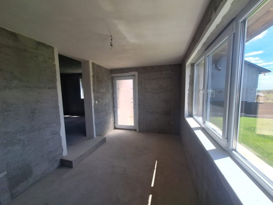 Casă Poiana Lacului-Dinculesti construcție solidă, zonă linistita teren generos