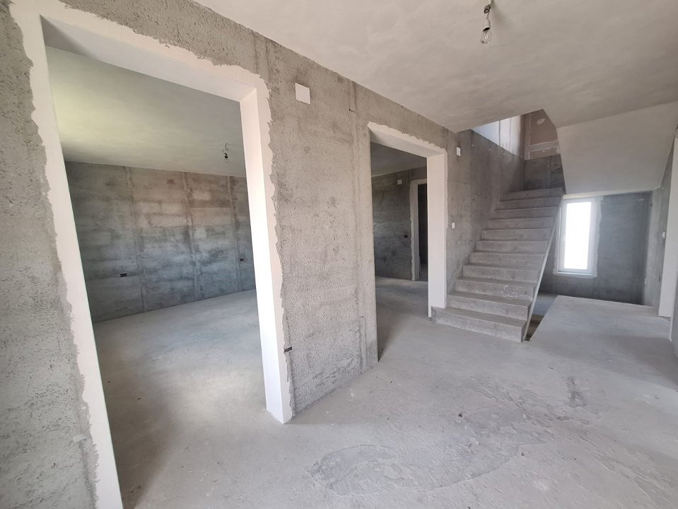 Casă Poiana Lacului-Dinculesti construcție solidă, zonă linistita teren generos