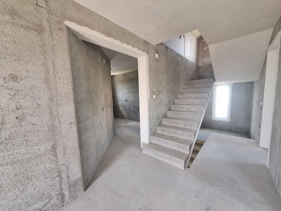 Casă Poiana Lacului-Dinculesti construcție solidă, zonă linistita teren generos