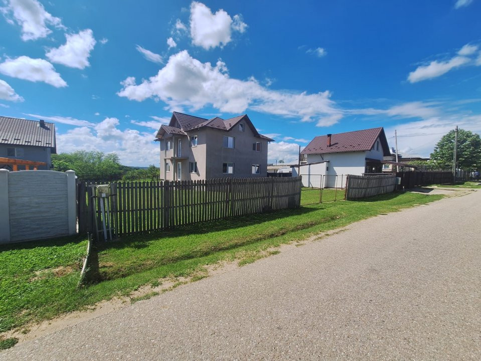 Casă Poiana Lacului-Dinculesti construcție solidă, zonă linistita teren generos