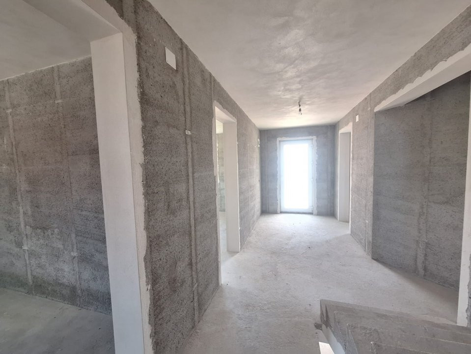 Casă Poiana Lacului-Dinculesti construcție solidă, zonă linistita teren generos