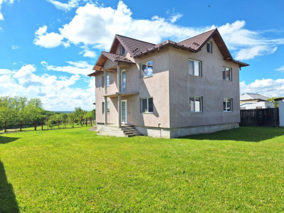 Casă Poiana Lacului-Dinculesti construcție solidă, zonă linistita teren generos