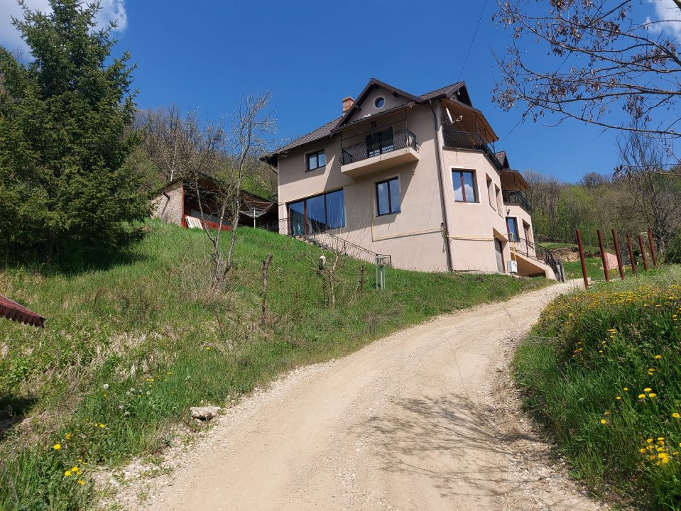 Casa spațioasă cu 6 camere și teren generos, lângă pădure - Valea Ursului/Argeș