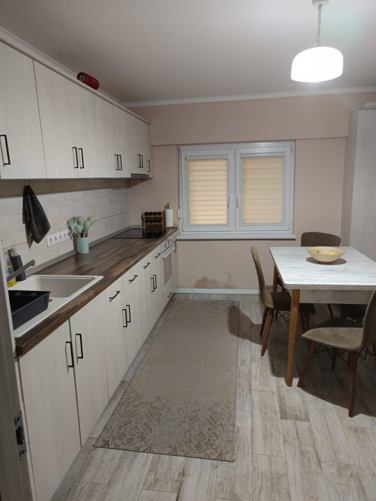 De vânzare Apartament 3 camere Carpati 2