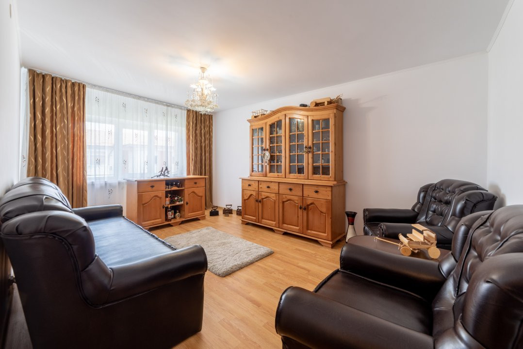 Apartament 3 camere - Topoloveni, Central
