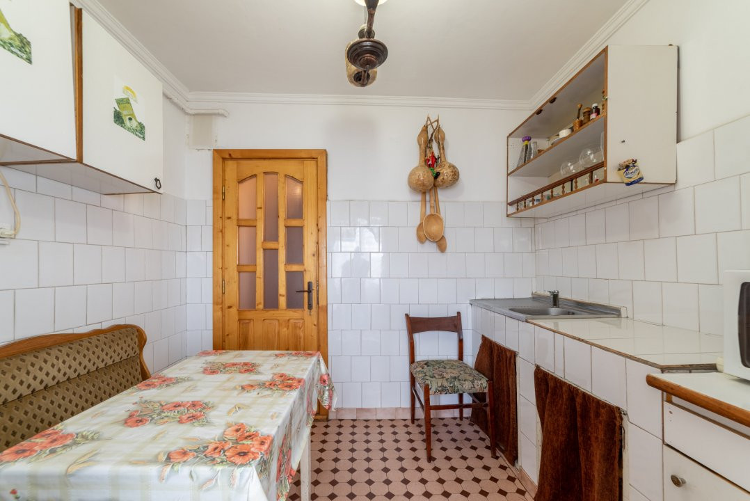 Apartament 3 camere - Topoloveni, Central