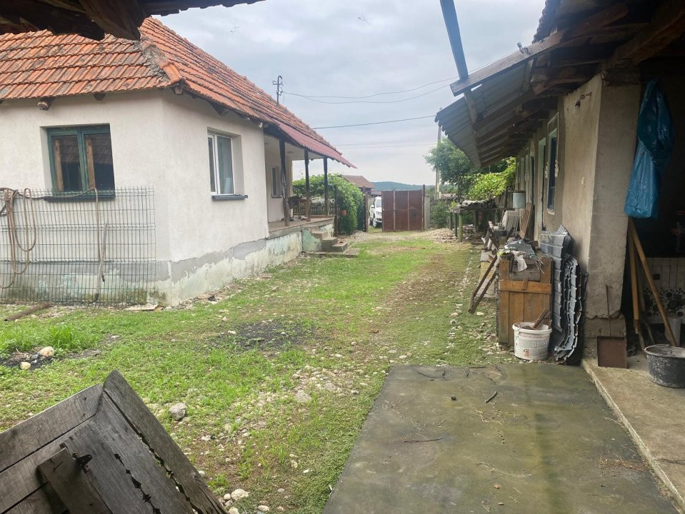 Casă + teren generos  în Telești, Gorj