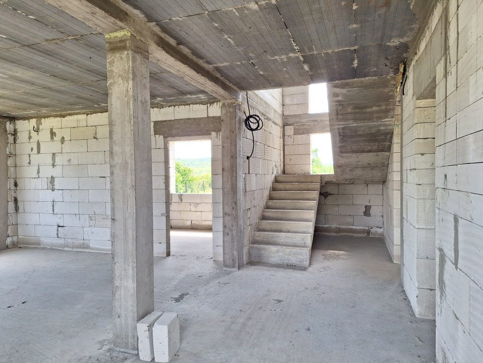 Casă La 3 km De Topoloveni construcție solidă, teren 1460 mp