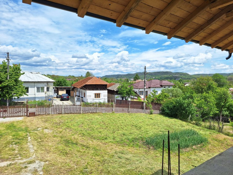 Casă La 3 km De Topoloveni construcție solidă, teren 1460 mp