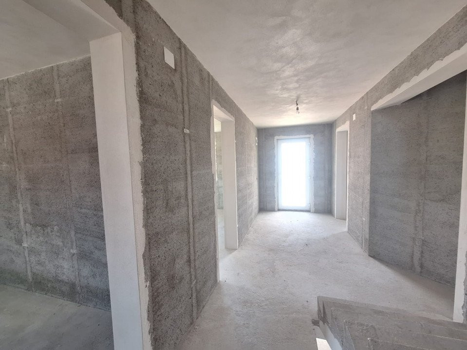 Casă Poiana Lacului-Dinculesti construcție solidă, zonă linistita teren generos