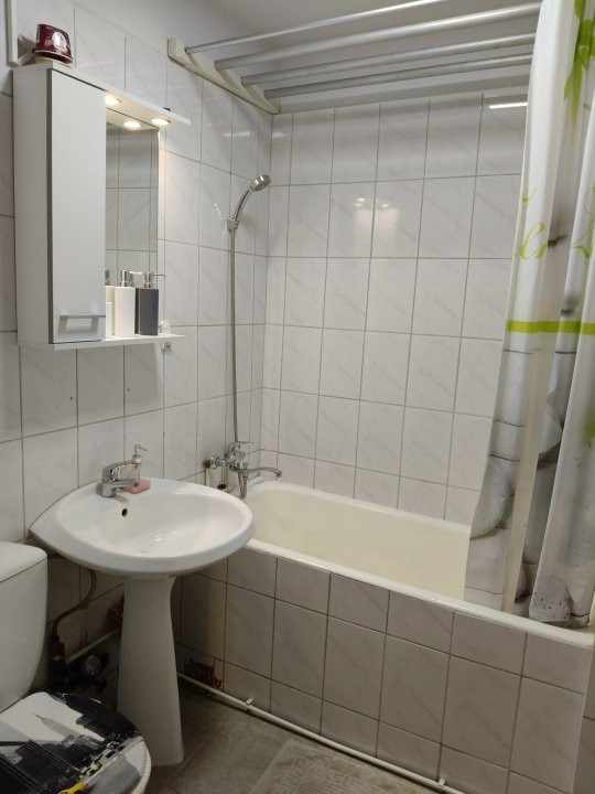 Apartament 2 camere complet renovat – Str. Griviței, Târgu Jiu