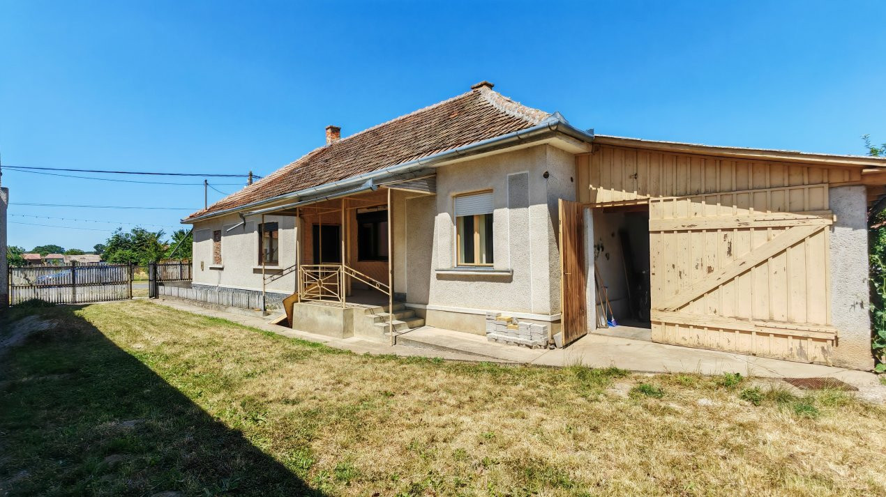 Casă 4 camere semifinisată interior, Teren 3456 mp - Loc. Ciumești SM 