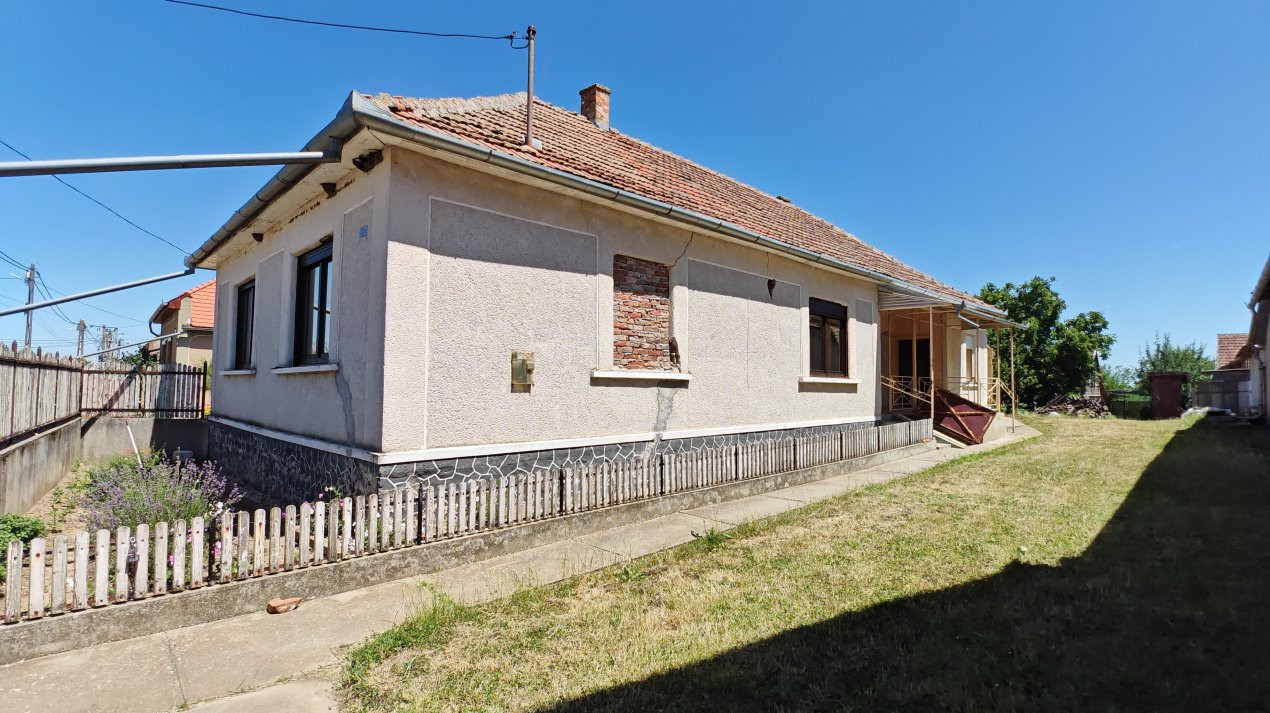 Casă 4 camere semifinisată interior, Teren 3456 mp - Loc. Ciumești SM 
