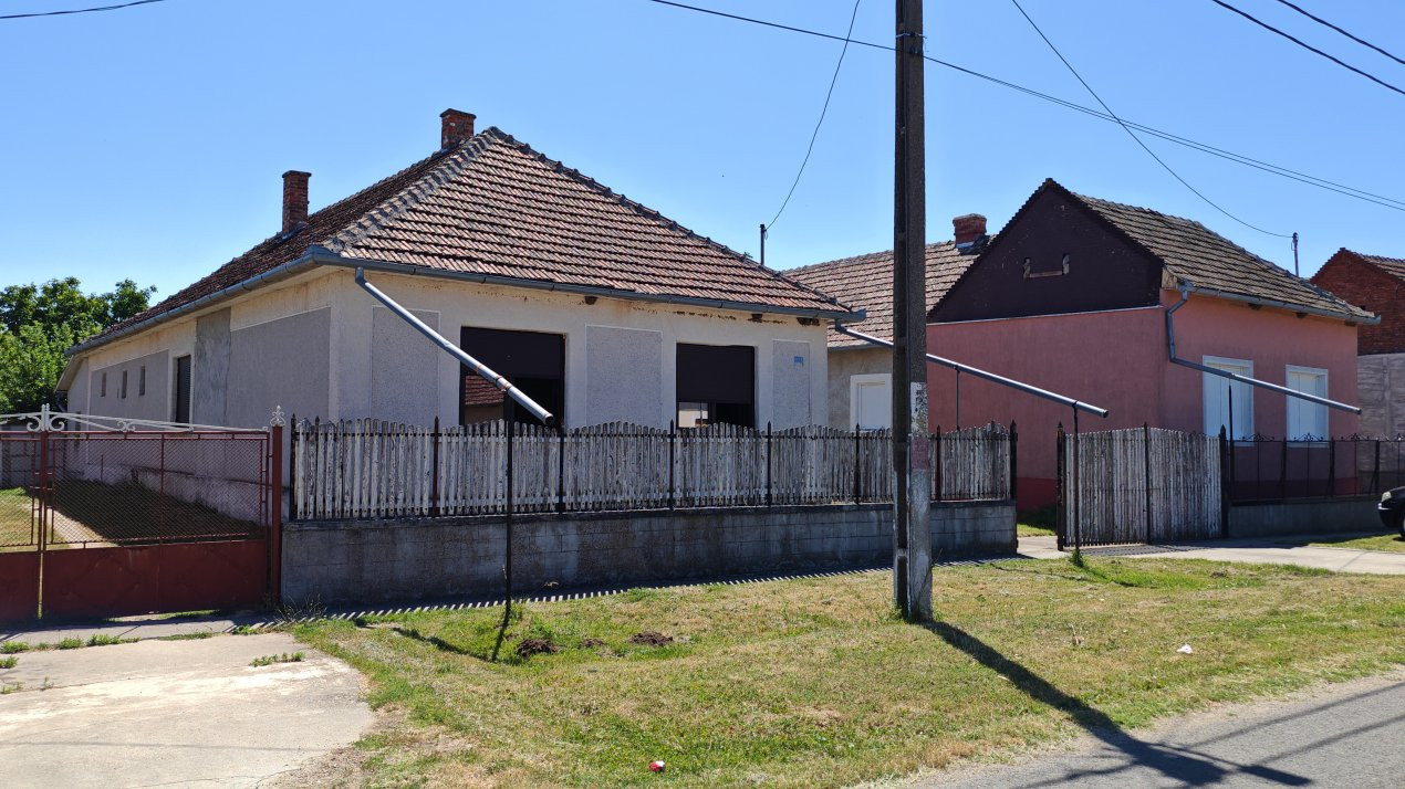 Casă 4 camere semifinisată interior, Teren 3456 mp - Loc. Ciumești SM 