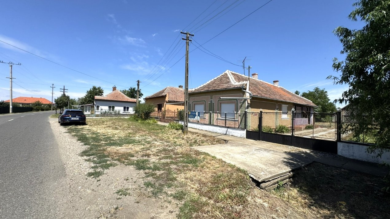 Casă 4 camere cu teren generos 3597 mp Loc. Petrești - Jud. Satu Mare
