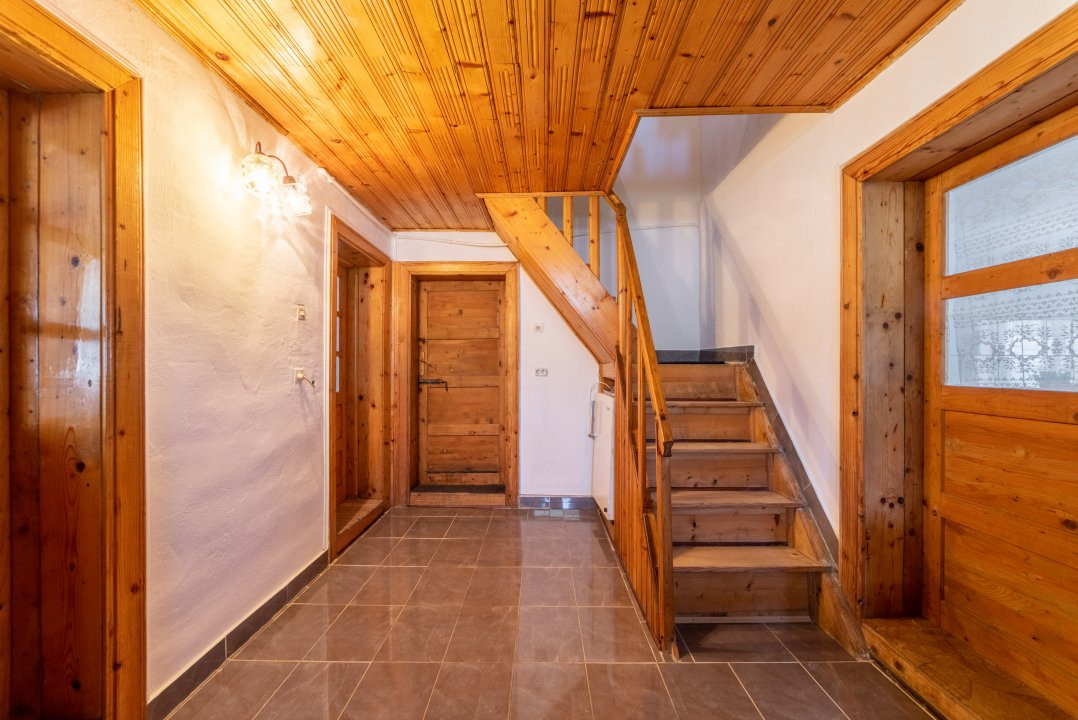Casa rustica S+P+1 in oras, zona Gruiului, Campulung, AG