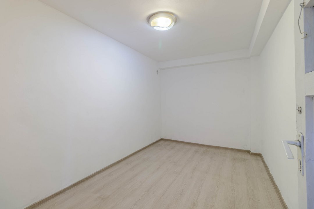 Casa Rahova 4 camere, 2 bucatarii, curte individuala