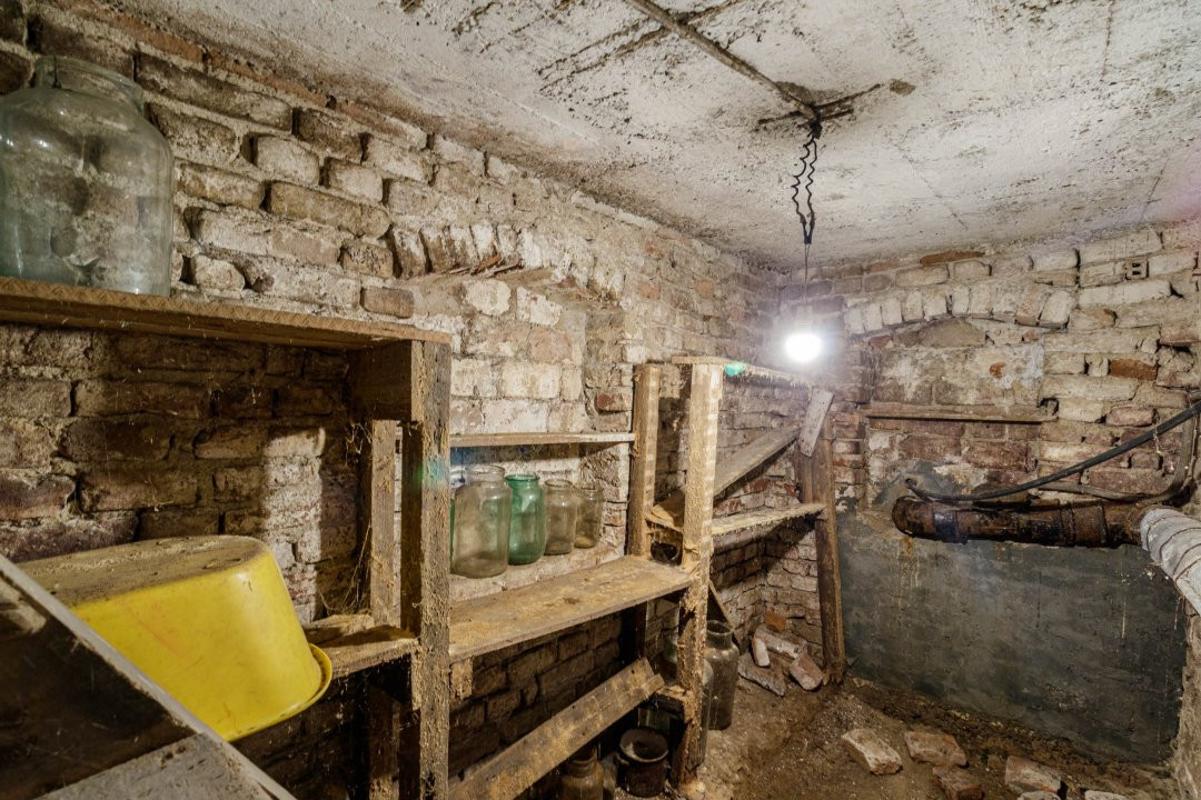 Casă cu potențial + spațiu comercial/ locuință sau investiție Eroii Revolutiei