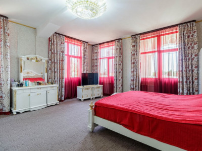 OFERTA REZERVATA! Apartament 3 camere decomandat cu garaj in vila Sinaia
