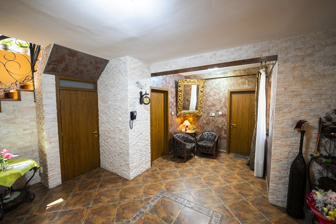 Casa 8 camere, 326 mp utili, teren 600 mp – cartier Rovine-Lapus Arges
