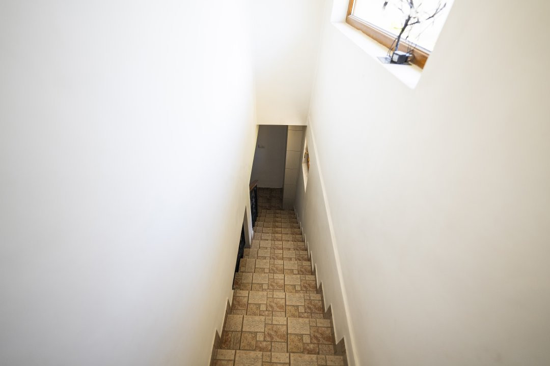 Casa 8 camere, 326 mp utili, teren 600 mp – cartier Rovine-Lapus Arges