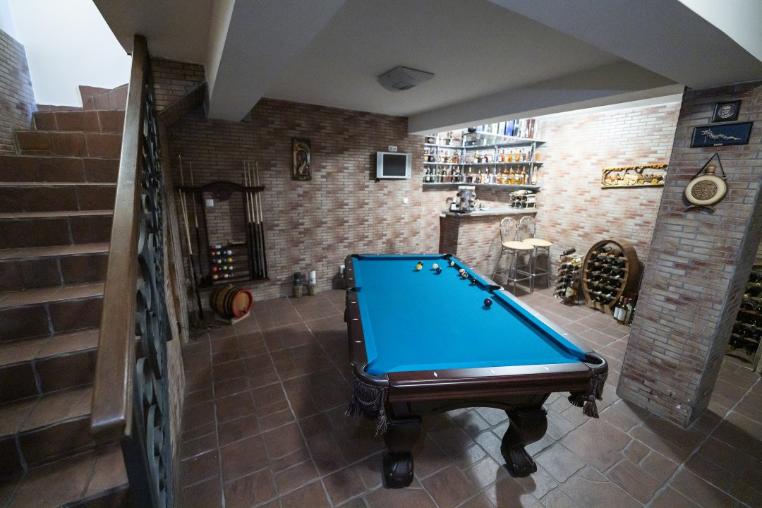 Casa 8 camere, 326 mp utili, teren 600 mp – cartier Rovine-Lapus Arges
