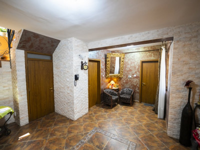 Casa 8 camere, 326 mp utili, teren 600 mp – cartier Rovine-Lapus Arges