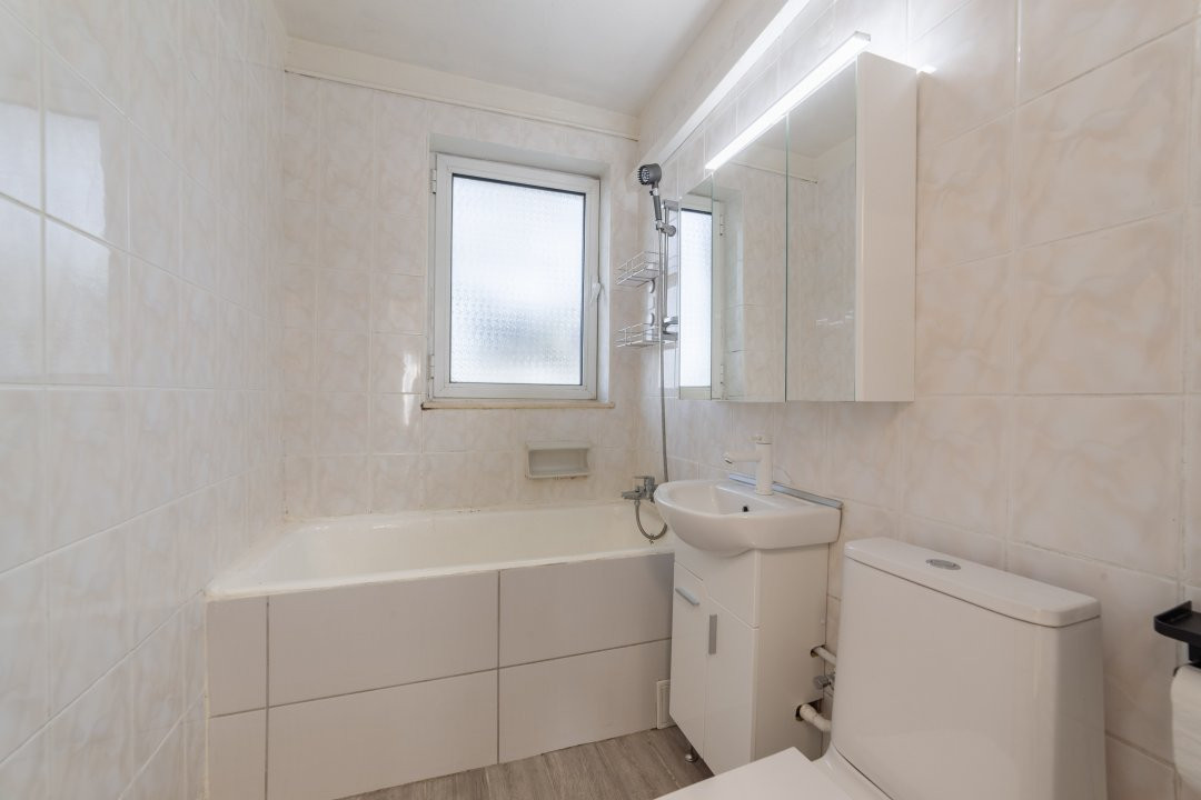 Ultracentral Primarie Pitești – ap. 2 camere + loc de parcare, decomandat