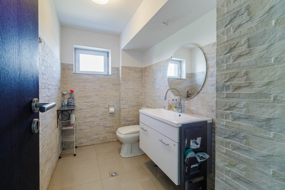Clădire Modernă, Ideală pentru Locuință sau Afacere, cu Terasă Panoramică