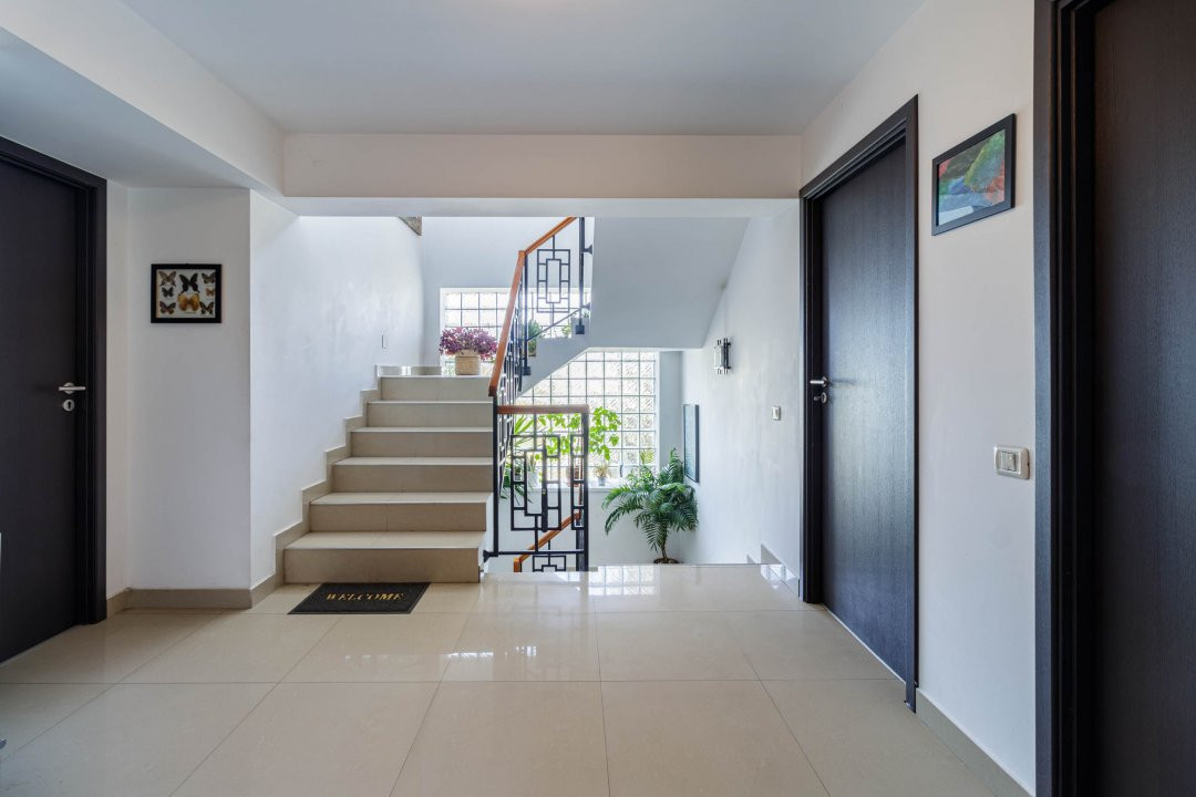 Clădire Modernă, Ideală pentru Locuință sau Afacere, cu Terasă Panoramică