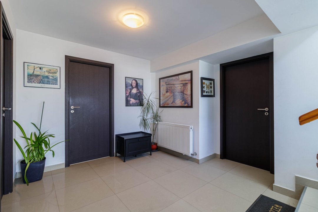 Clădire Modernă, Ideală pentru Locuință sau Afacere, cu Terasă Panoramică
